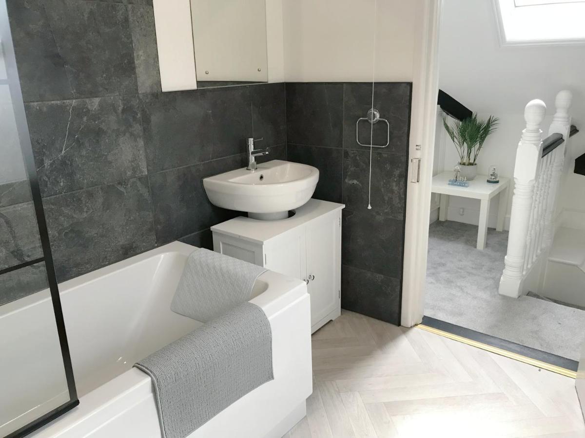The Beach Hut - 1 Bedroom Apartment Near The Beach ボーンマス エクステリア 写真